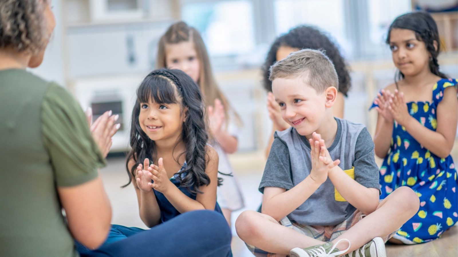 Children clapping showing phonological awareness