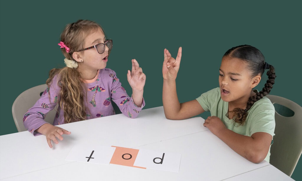 Students counting out sounds with their fingers